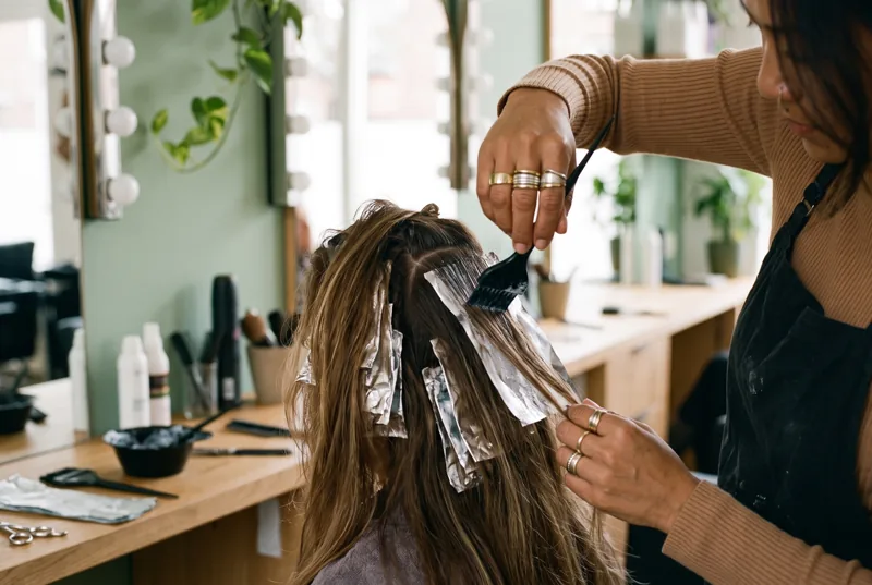 Balayage wordt aangebracht bij Salon Juno